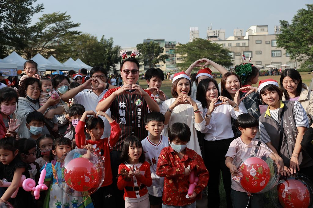 孩子當老闆、社區變市集 林智鴻鳳山辦聖誕親子派對笑聲滿園
