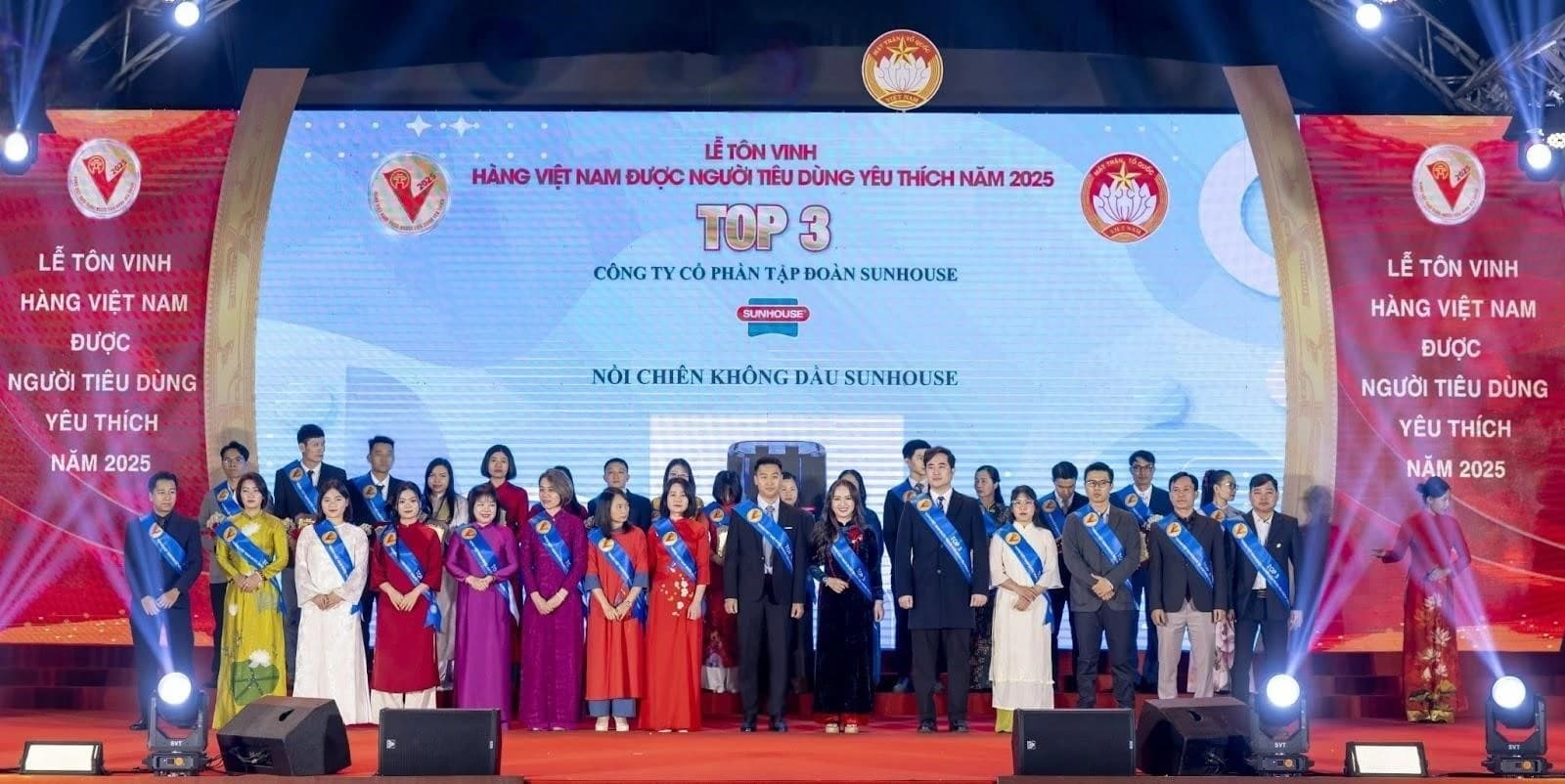 SUNHOUSE 團隊在「2025 越南消費者喜愛國貨」表彰典禮上登台領獎，其「SUNHOUSE 無油氣炸鍋」獲選 Top 3，成為越南在地家電品牌強調自製與品質控管的代表案例。（圖片來源：Thanh Niên／越南《青年報》）