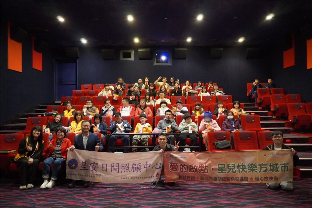 %E5%9C%96%E4%B8%89%E5%85%A8%E9%AB%94%E5%9C%A8%E5%BD%B1%E5%BB%B3%E9%96%80%E5%8F%A3%E6%88%96%E6%B5%B7%E5%A0%B1%E5%89%8D%E7%9A%84%E5%A4%A7%E5%90%88%E7%85%A7 1024x683 1