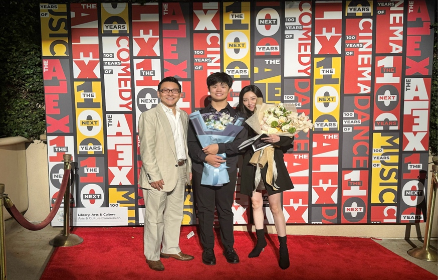 04%E5%8F%B0%E8%A3%94%E9%8B%BC%E7%90%B4%E5%AE%B6%E5%9C%A8%E7%BE%8E%E4%BC%B4%E5%A5%8F%E8%88%9E%E5%8F%B0%E7%99%BC%E5%85%89