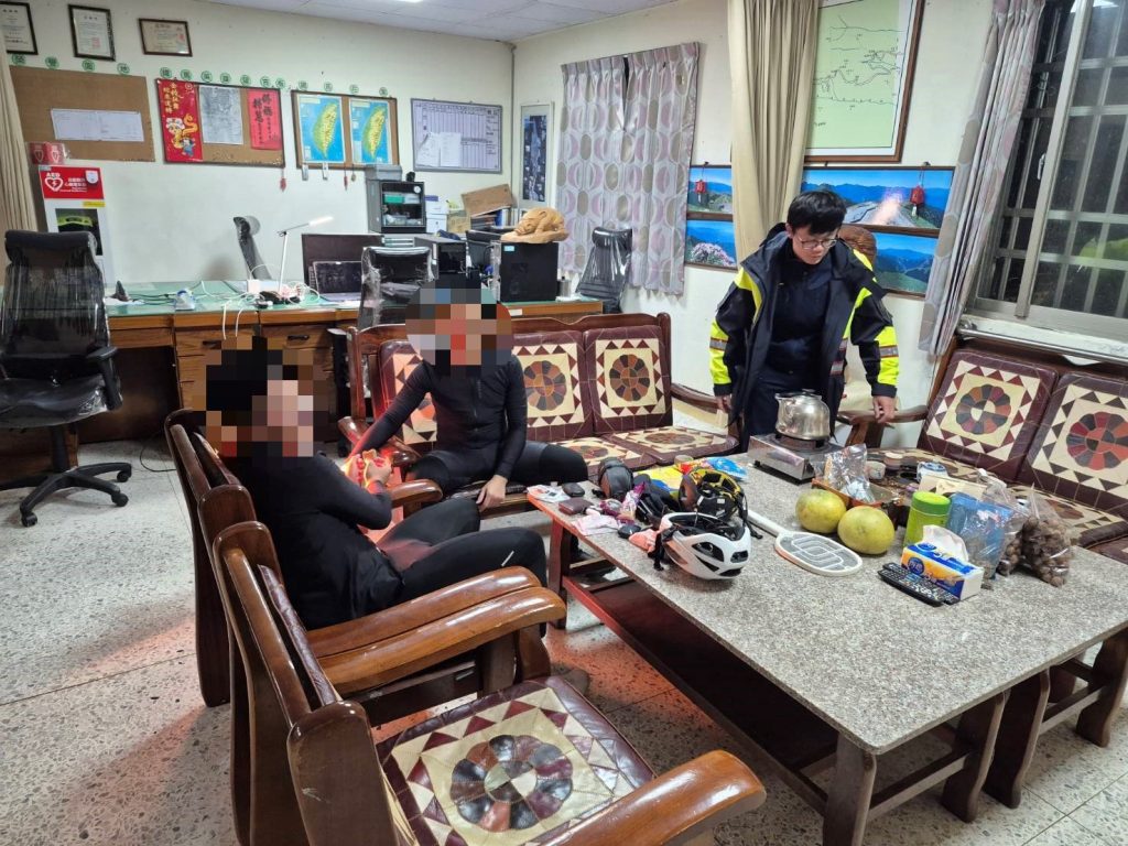 高中生單車挑戰受困合歡山區 警方暖心救援平安返家