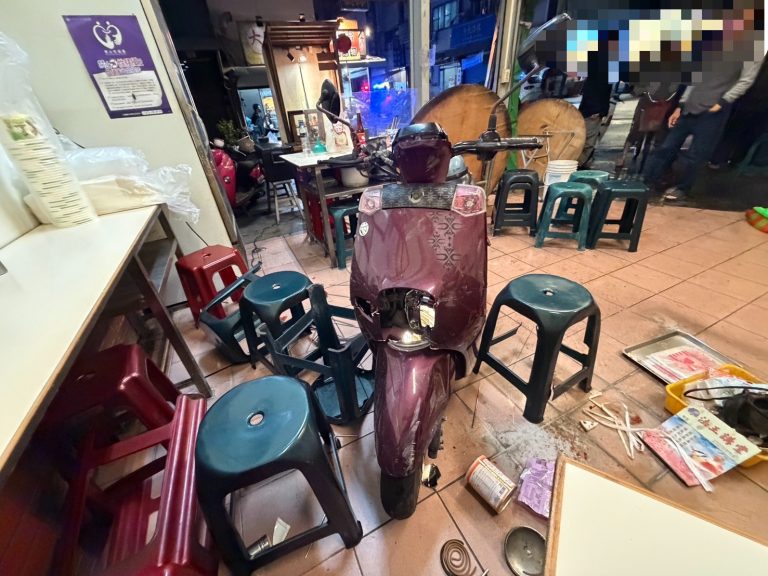 疑閃避自小客車　重機騎士撞入素食店幸無大礙