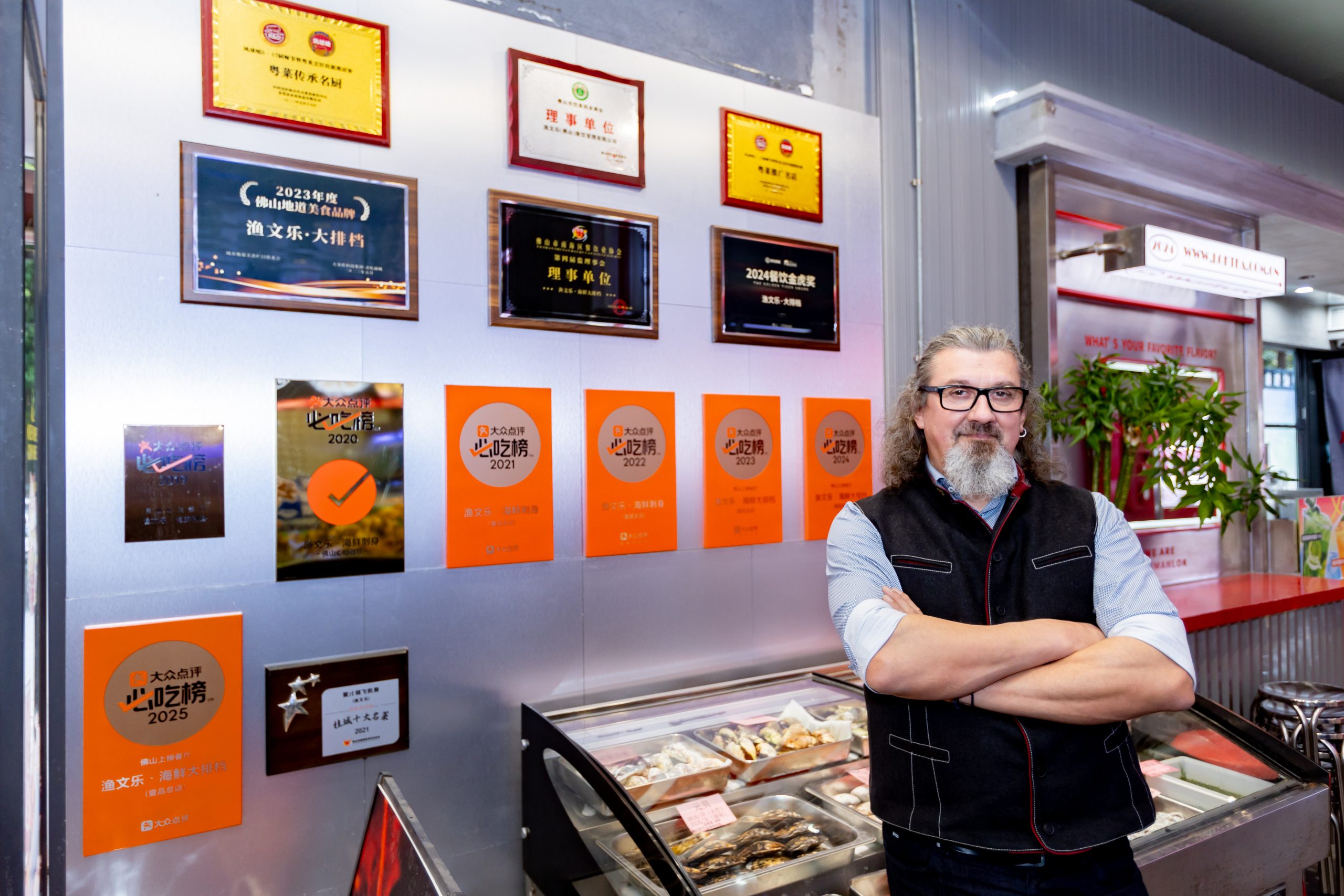 在與美團「黑珍珠餐廳指南」的合作框架下，嘉士伯首席釀酒師 Zoran Gojkovic 到訪大眾點評「必吃榜」餐廳