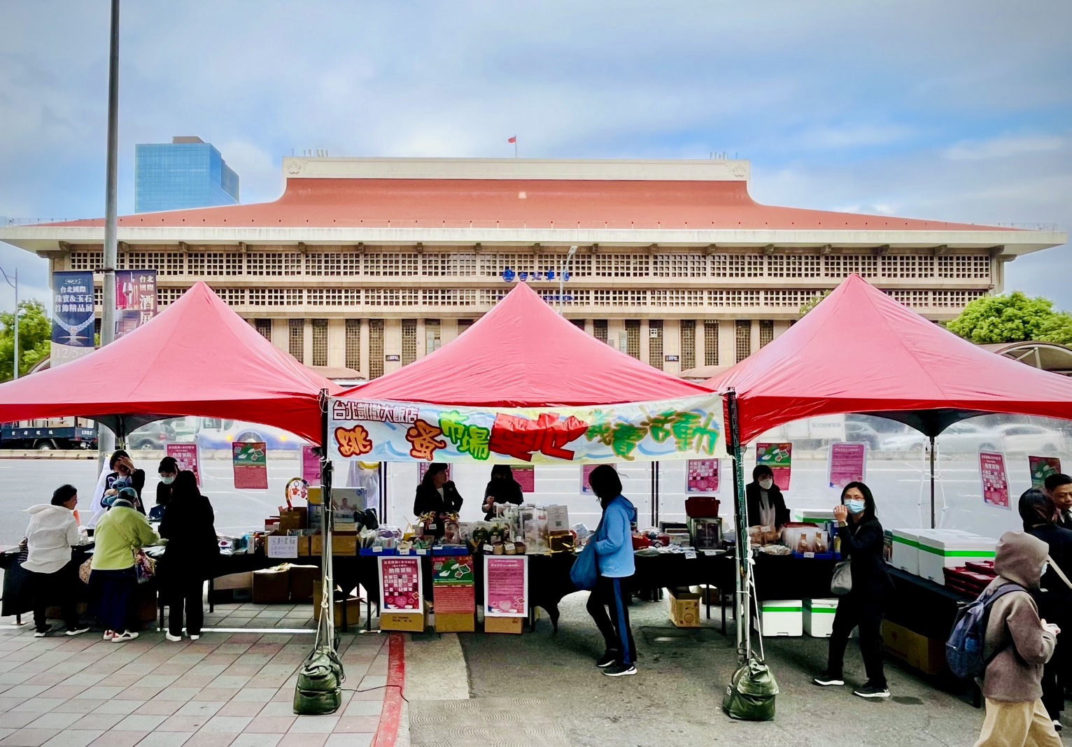 台北凱撒聖誕義賣完售傳愛 楊慧娟送暖八里安老院長者