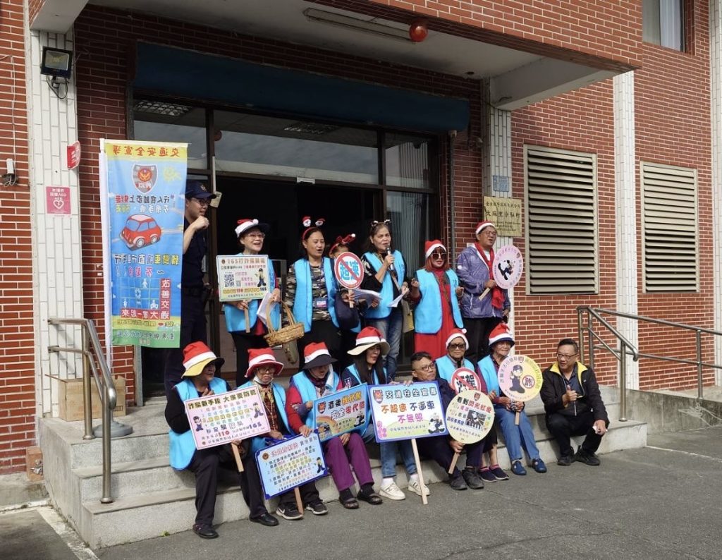 天主堂耶誕報佳音走進派出所,太麻里警共享溫馨時刻