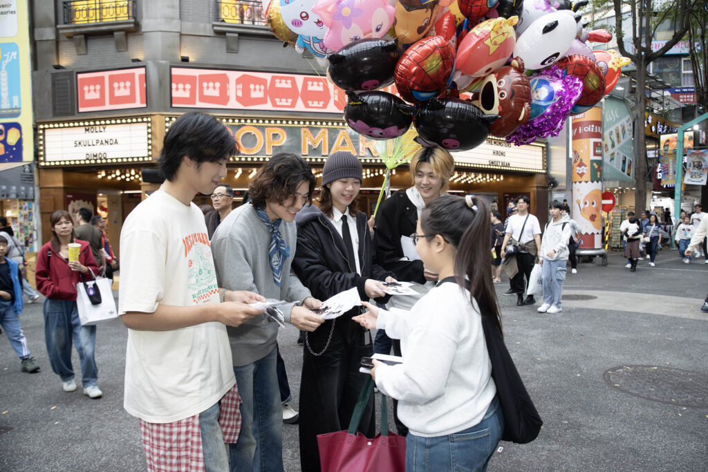 「新人之最」PALLAS稱霸跨年!〈下天堂〉6天17萬點閱 師奶包圍搶簽合照 5 %E6%BC%A2%E5%A0%A1FAMA%E5%A4%A7%E5%AF%B6%E5%B0%8F%E8%91%B5 1024x683 1