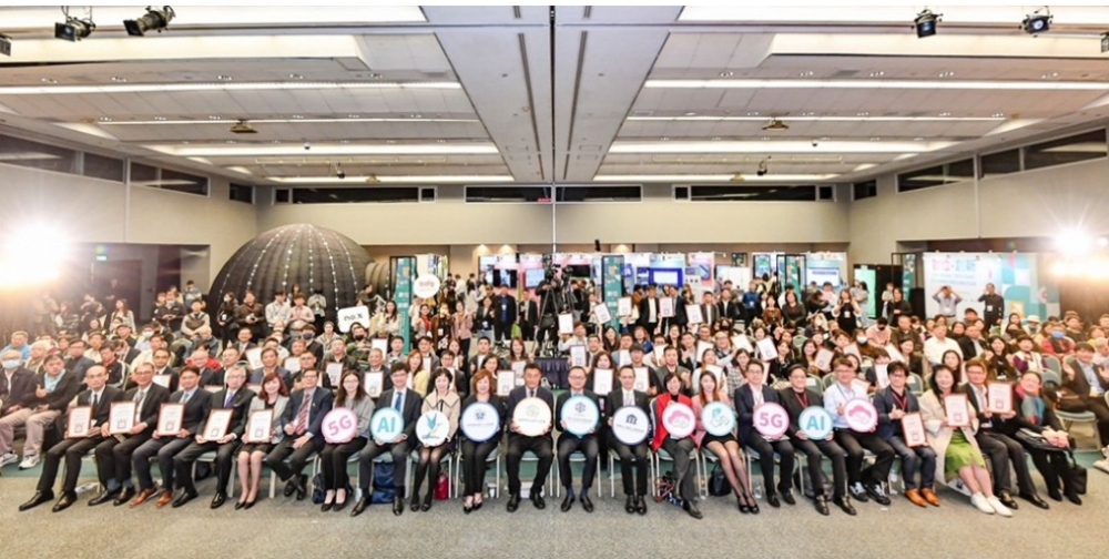 01AI%E8%88%875G%E6%87%89%E7%94%A8%E5%8D%94%E5%8A%A9%E4%B8%AD%E5%B0%8F%E4%BC%81%E6%A5%AD%E6%95%B8%E4%BD%8D%E8%BD%89%E5%9E%8B%E5%8F%8A%E5%89%B5%E6%96%B0 1 2