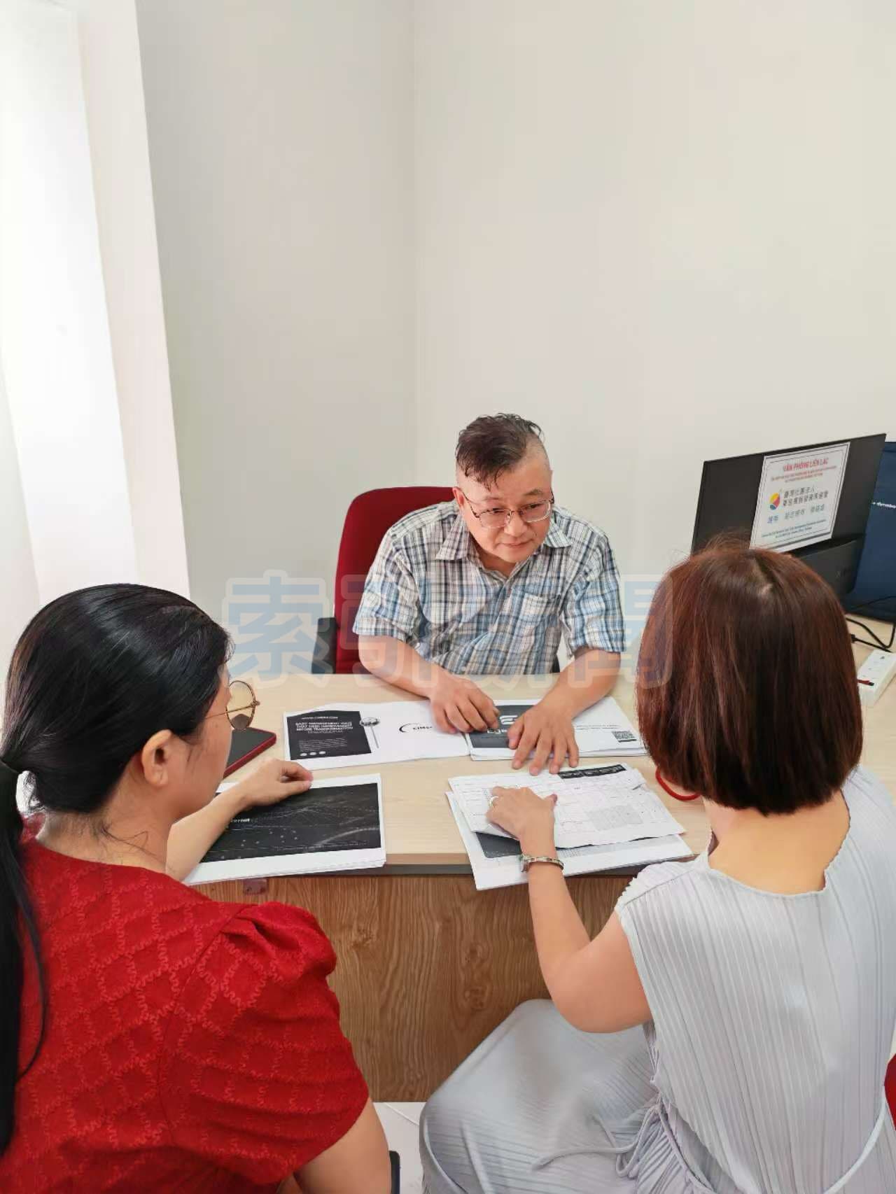 東協商會深耕越南 胡志明市啟用新據點 越南辦事處主任曾永欽與團隊進行實務討論。商會強調「跑在現場」的服務模式,為台商提供第一線路徑指引(圖/東協商會拍攝)