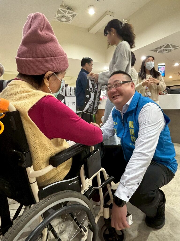 戴錫欽議長辦公室主任訪紅心字會關懷長者送營養品