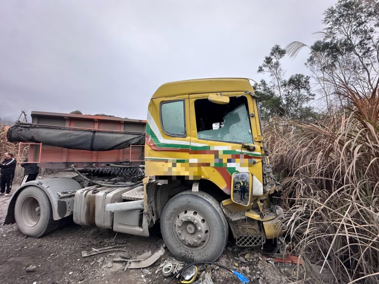 苗栗卓蘭鎮河床便道砂石車輛事故  警消協助脫困送醫