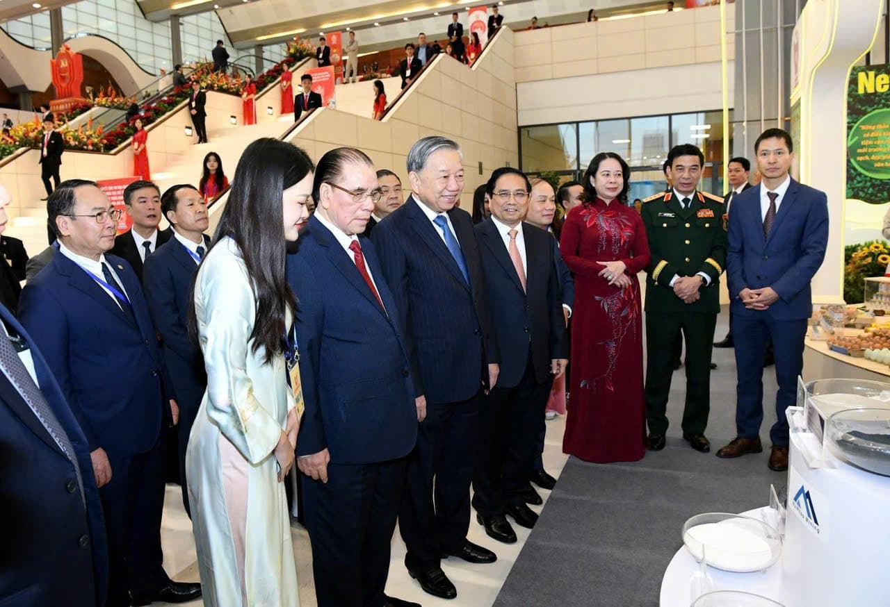 越南高層領導在「全國愛國競賽大會」參觀高科技材料展區，了解鎢等深加工產品展示。（圖／翻攝越南政府電子報）