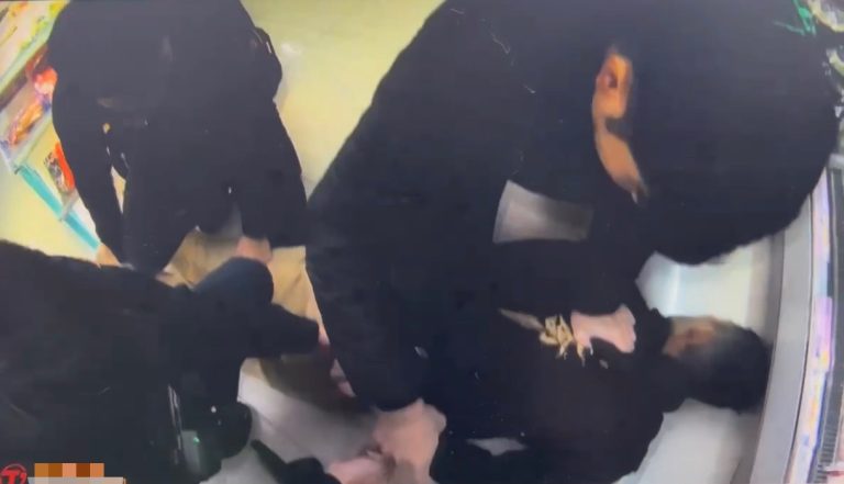 苗栗男子持鐮刀攻擊婦人又闖超商揮刀 警方迅速壓制送辦