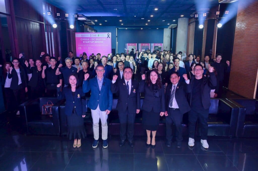 泰國朱拉隆功大學與美國 Founder Institute 合作推動「Chula–DC Silicon Startup Bridge」新創出海營隊，入選團隊與校方、合作夥伴代表合影。（圖／翻攝自朱拉隆功大學官網）