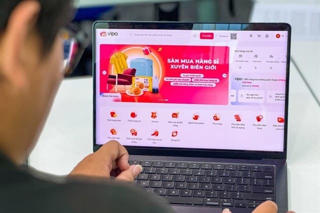 越南河內電商指數奪冠 台商合規成本受關注 越南消費者使用跨境電商平台下單。VECOM「2025 越南電子商務指數」顯示,河內與胡志明市電商成熟度領先全國。(圖/翻攝 VietnamPlus)