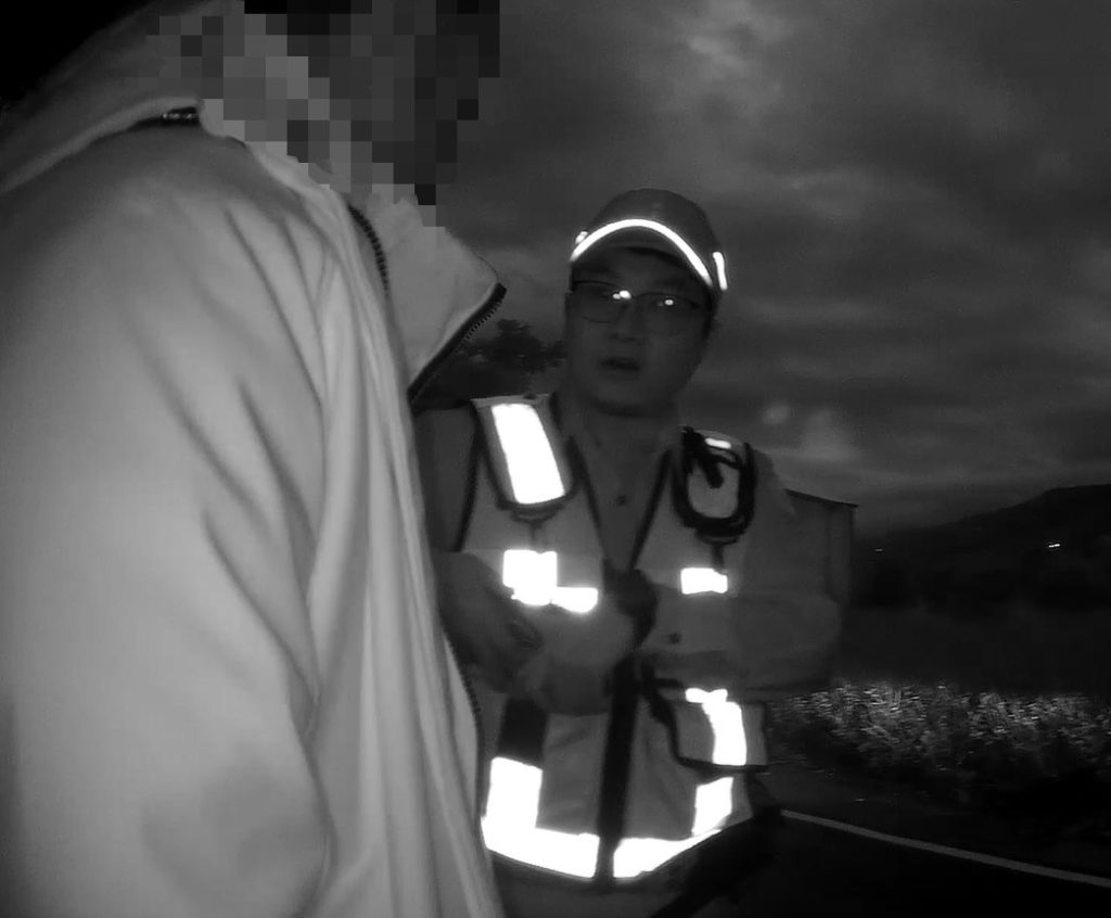 寒夜路旁見男子恍惚蹲坐,美和警耐心關懷助失蹤男返家