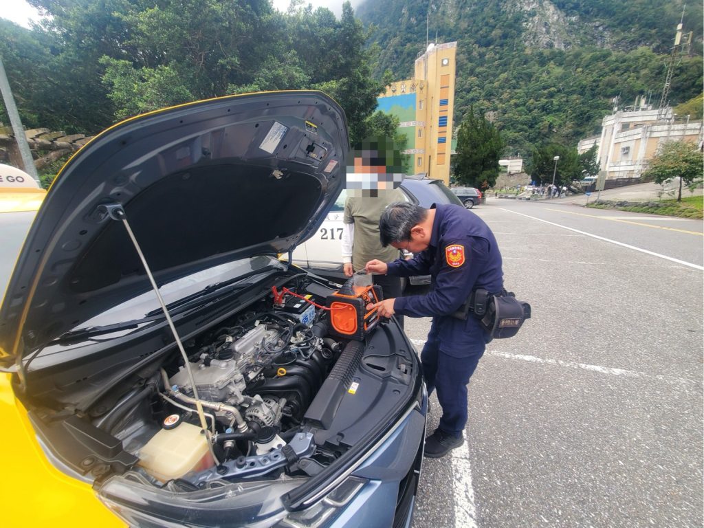 計程車山區拋錨 天祥警即時救援助遊客順利返程