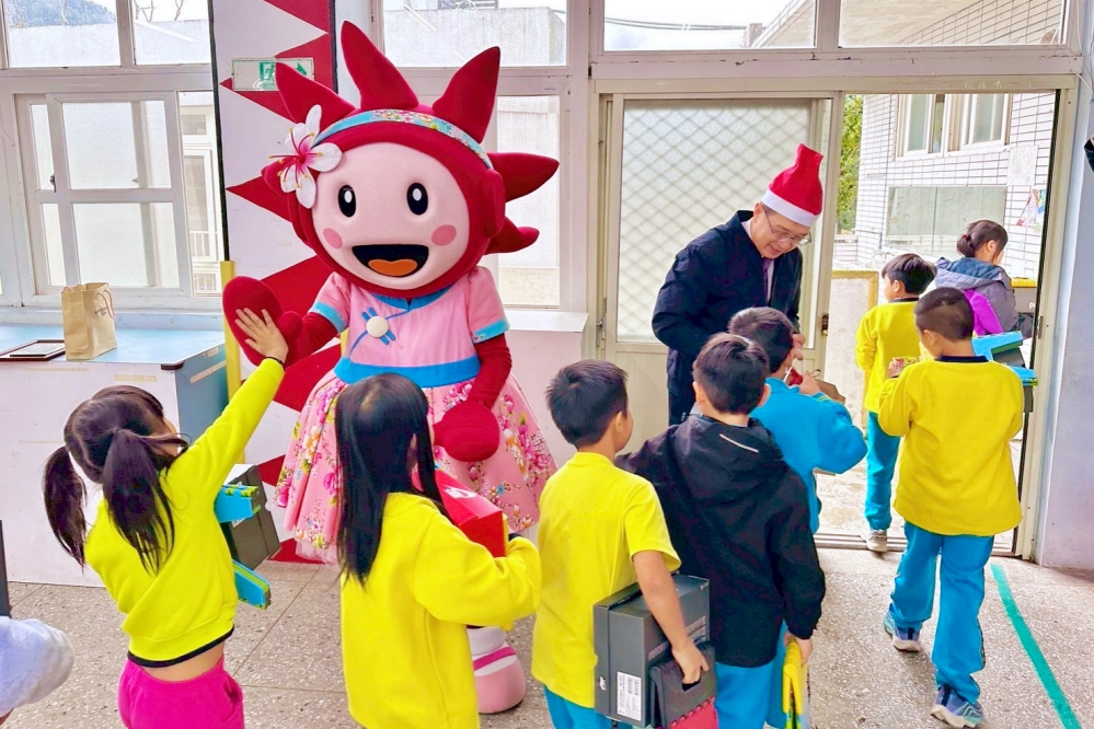 竹北遠百募集150雙全新鞋款送暖竹縣偏鄉學童迎新年 歡慶四週年推出多重好康