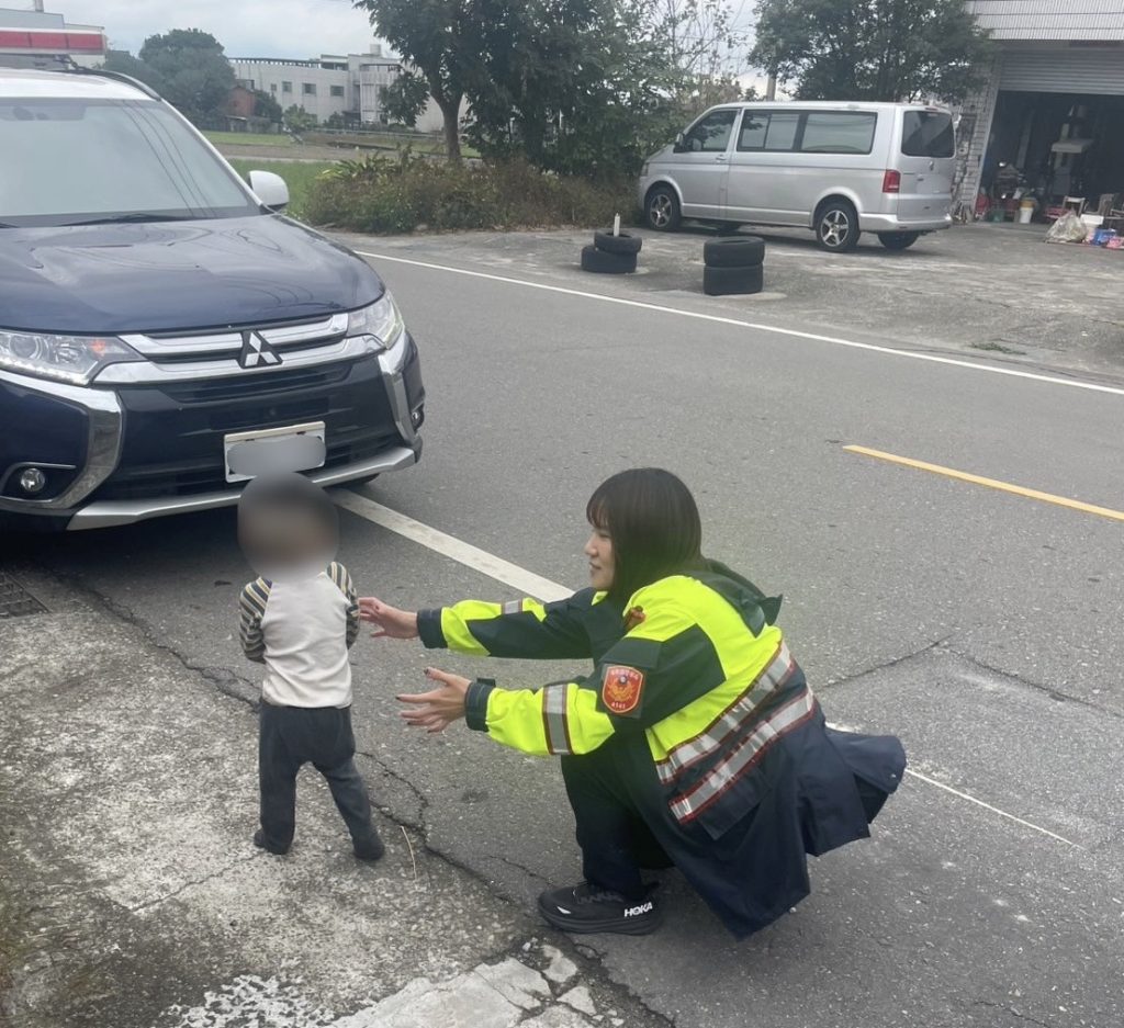 通霄警寒流中協助走失男童平安返家