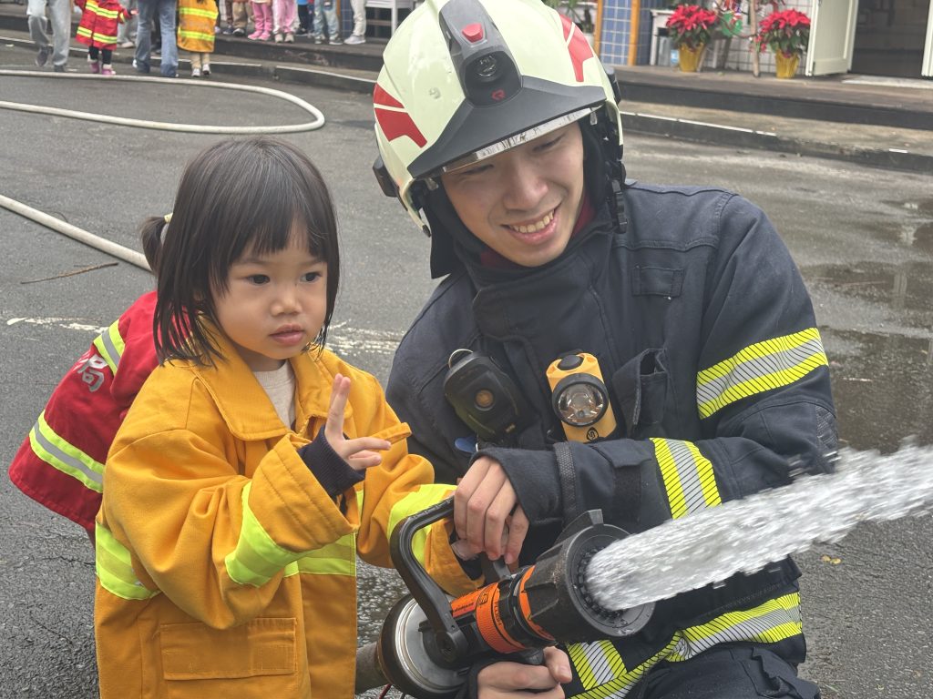 低姿勢避難、射水體驗 基隆80位師生體驗防災課