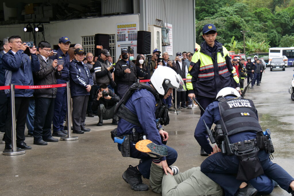 %E6%A8%A1%E6%93%AC%E6%BC%94%E7%B7%B4%E4%B8%8D%E6%98%8E%E4%BA%BA%E5%A3%AB%E6%96%BC%E8%BB%8A%E5%A4%96%E5%8F%AB%E5%9B%82%E5%B9%B2%E6%93%BE%E8%A1%8C%E8%BB%8A%E5%AE%89%E5%85%A8%E9%9A%A8%E5%BE%8C%E9%81%AD%E5%93%A1%E8%AD%A6%E5%88%B6%E4%BC%8F 1024x683 1