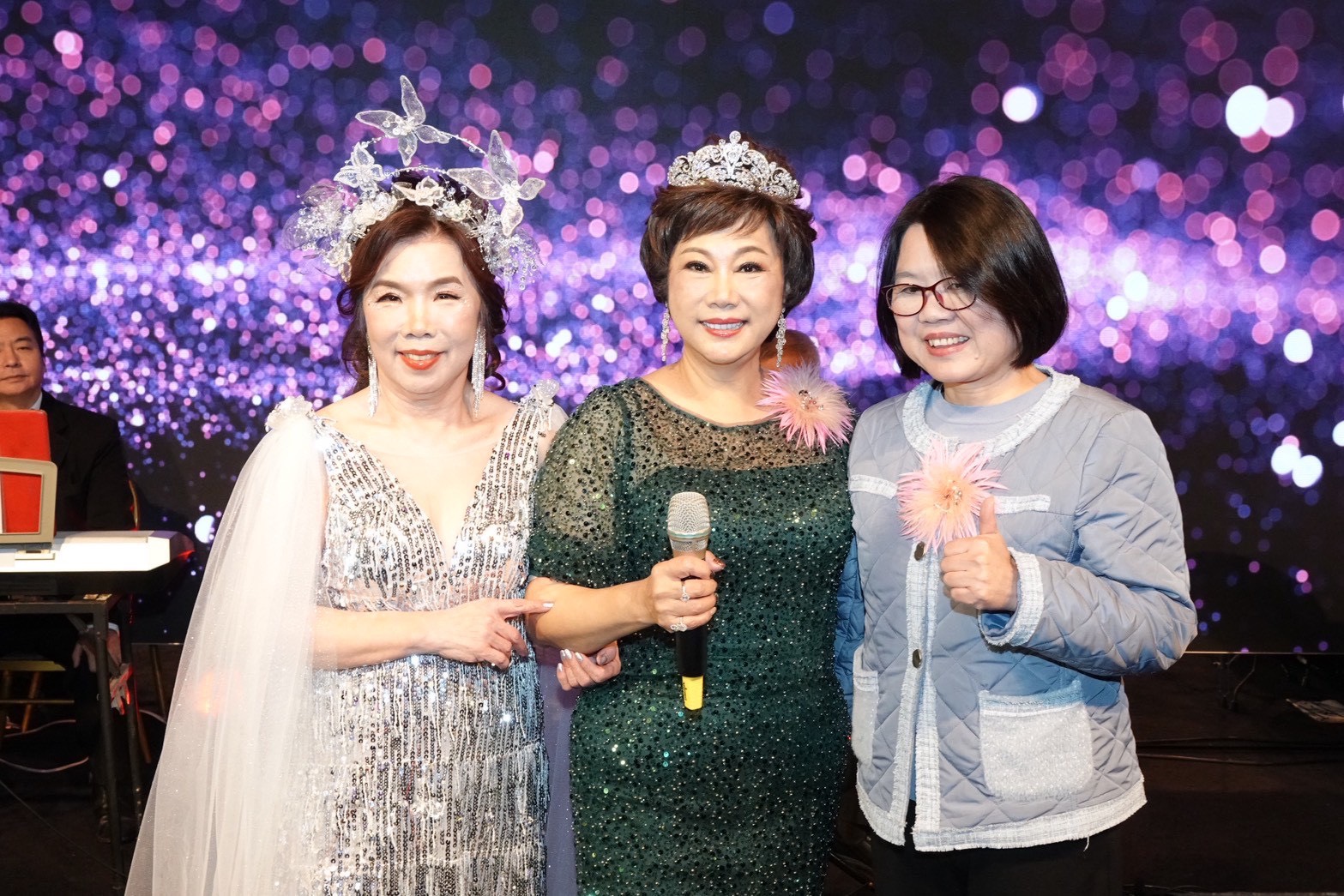 第 11 屆會長張翠萍(左)、總會長林淑敏(中)、台北市政府社會局局長姚淑文(右)。