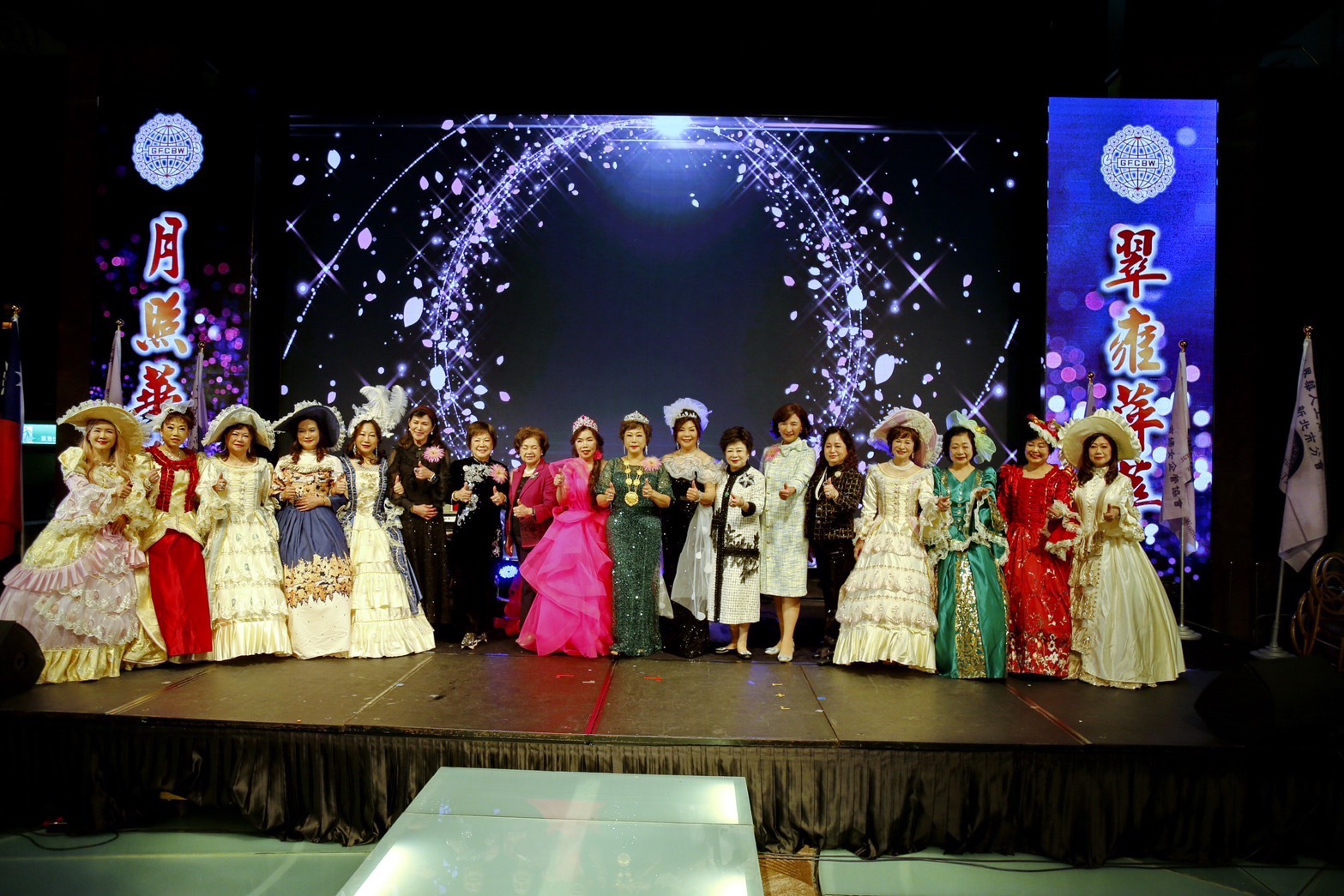 林淑敏總會長與林淑娟創會長暨全體新北世華所有會長。