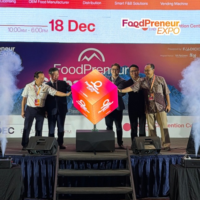 馬來西亞FoodPreneur展凸顯清真合規門檻 馬來西亞檳城「FoodPreneur Expo 2025」在 Setia SPICE 會展中心登場,開幕儀式以啟動裝置象徵展會正式展開,主打餐飲創業媒合與清真(Halal)相關資源。圖/翻攝自 Mini Me Insights