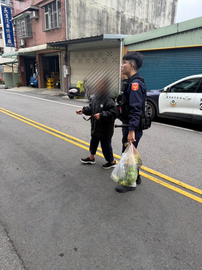 老嫗體力不支跌坐街頭 頭份警暖心助返家