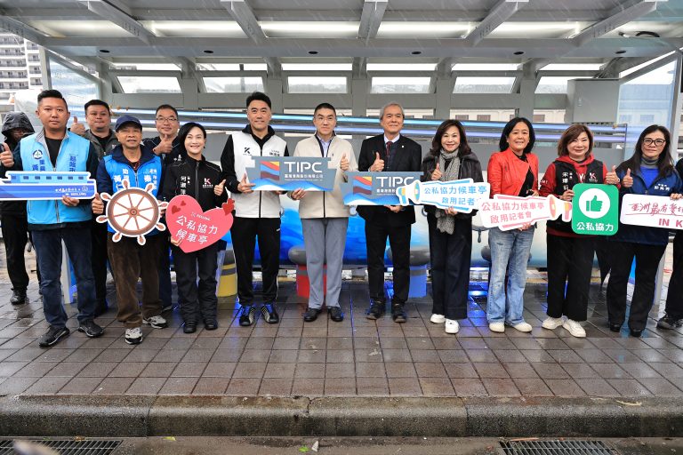 融合港口意象與耐候設計　基隆第11座公私協力候車亭亮相