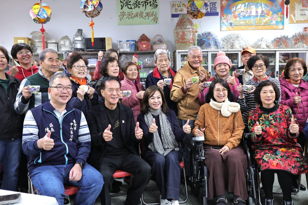 基隆新建社區照顧關懷據點奪社區金點獎 邱佩琳張貼紅榜致賀