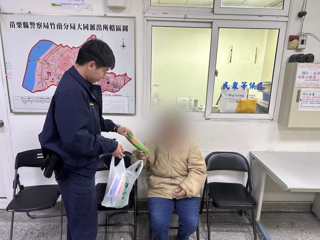 跨年夜不打烊 竹南警即時關懷助民解困