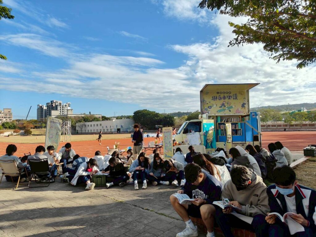 2025人權故事車校園巡迴最終站抵達臺中大甲高中 真人圖書館邀陳欽生前輩分享生命故事與歷史見證 13 8 1024x768 1