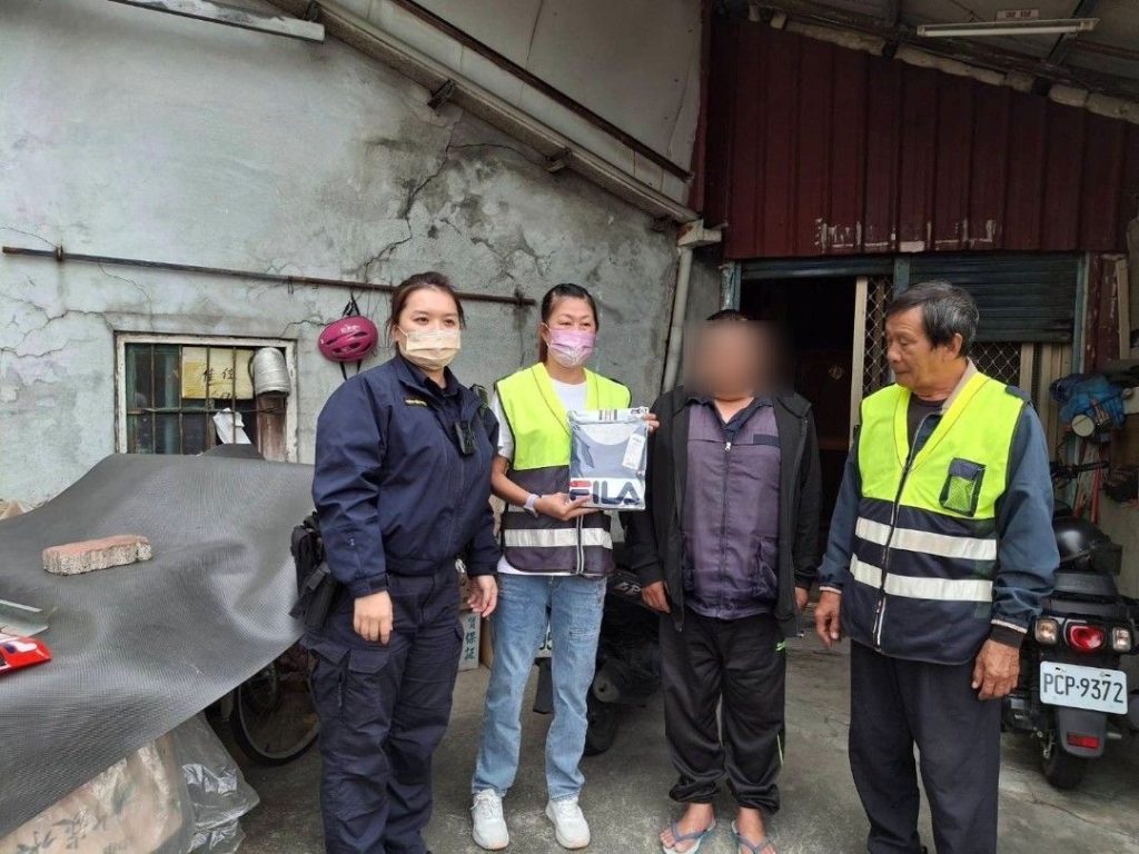 屏東潮州警結合社會民間企業，關懷弱勢添衣送暖
