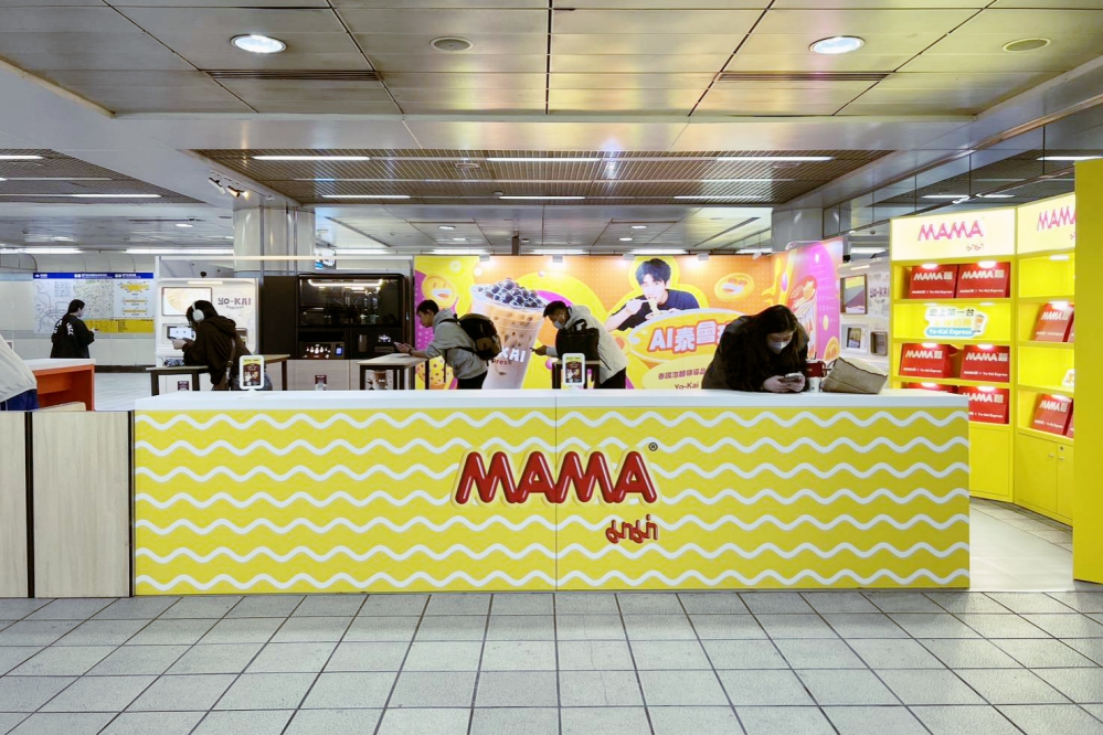 強強聯手掀起台灣AI 即點即煮泡麵新食尚! 泰國 MAMA 現煮麵全面導入 Yo-Kai AI熱食販賣機通路