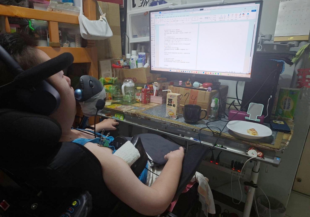 「新生命資訊」打造友善職場 黃瀅芝「輪」出新人生 3 01%E9%BB%83%E7%80%85%E8%8A%9D%E6%8E%A1%E5%B1%85%E5%AE%B6%E4%B8%8A%E7%8F%AD%E6%A8%A1%E5%BC%8F%E5%BE%9E%E4%BC%81%E7%95%AB%E5%88%B0%E7%A4%BE%E7%BE%A4%E8%B2%BC%E6%96%87%E5%A5%B9%E9%83%BD%E8%83%BD%E7%8D%A8%E7%AB%8B%E4%BD%9C%E6%A5%AD 1