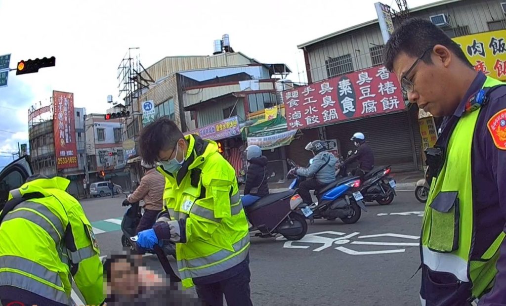民眾車上癲癇發作 馬岡警暖心伸援