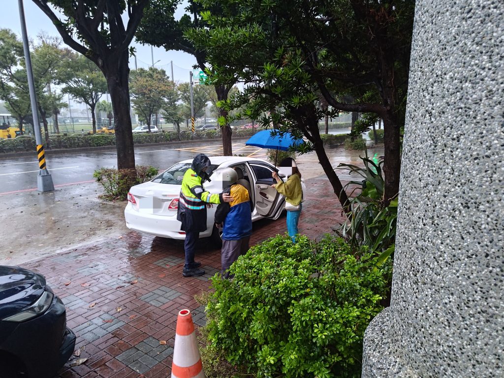 89歲失智翁雨中迷途 桃園警方20分鐘內即時尋回平安返家