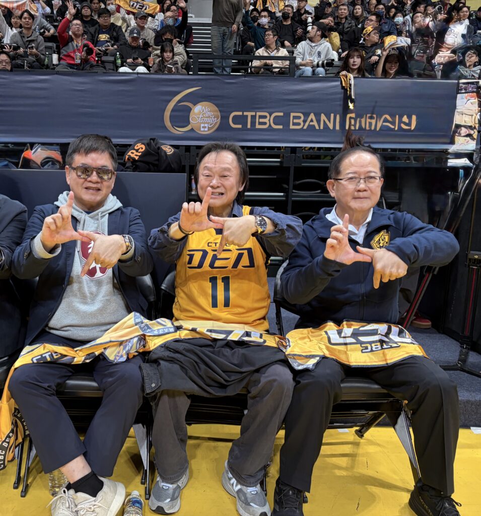 邀請魅力席捲全台的王世堅委員開球 中信特攻力拚2026年首戰勝利 11 4A7FBEC1 CFE7 4974 9BDE BC79C85EAADE 955x1024 2