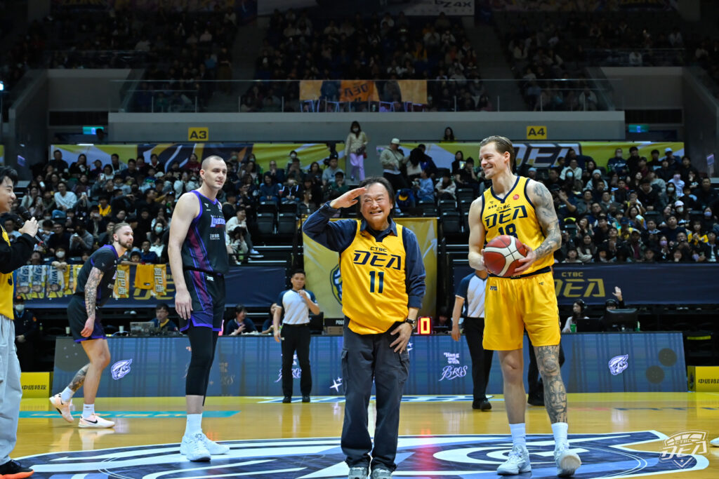 邀請魅力席捲全台的王世堅委員開球 中信特攻力拚2026年首戰勝利 12 SUN7535 1024x683 2