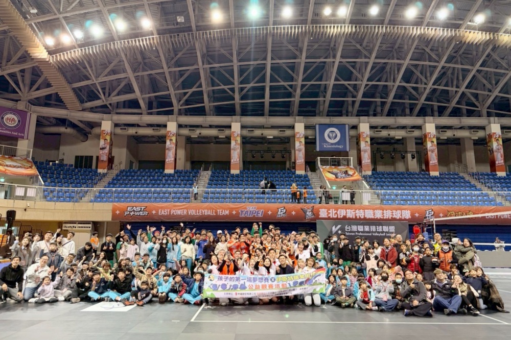 點亮偏鄉排球夢!俐富創辦人王俐喬發起「孩子的第一場夢想賽」 6 02%E4%BF%90%E5%AF%8C%E5%89%B5%E8%BE%A6%E4%BA%BA%E7%8E%8B%E4%BF%90%E5%96%AC%E7%99%BC%E8%B5%B7%E5%AD%A9%E5%AD%90%E7%9A%84%E7%AC%AC%E4%B8%80%E5%A0%B4%E5%A4%A2%E6%83%B3%E8%B3%BD