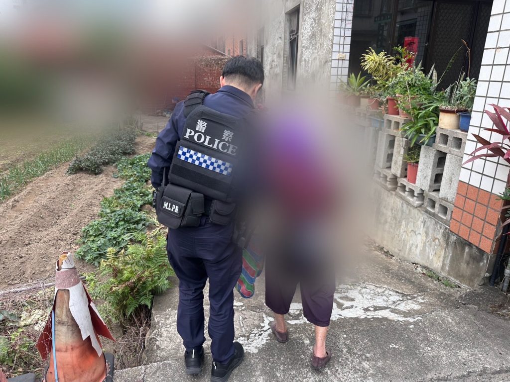 97歲老婦獨自返家 銀行機警通報警方暖心護送