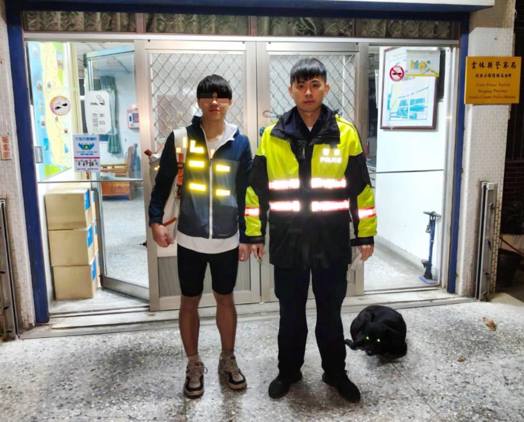 寒夜單車爆胎受困 北港警即時協助護送確保安全