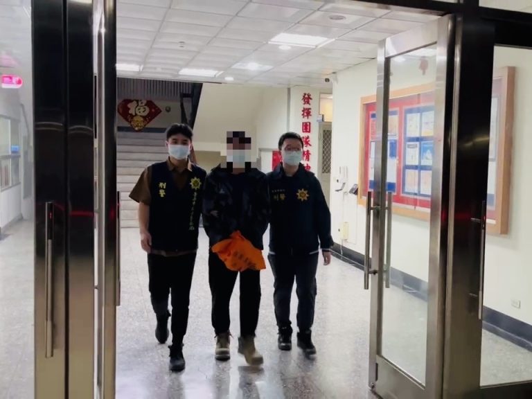 溯源追查黑槍　臺南刑大查獲偽裝手機、卡片型微型手槍