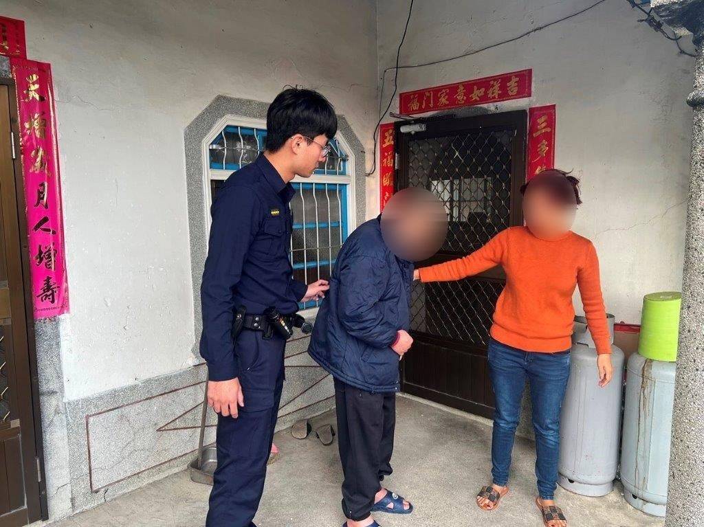 八旬翁迷途受困臺19線分隔島 虎警「一指神功」助返家