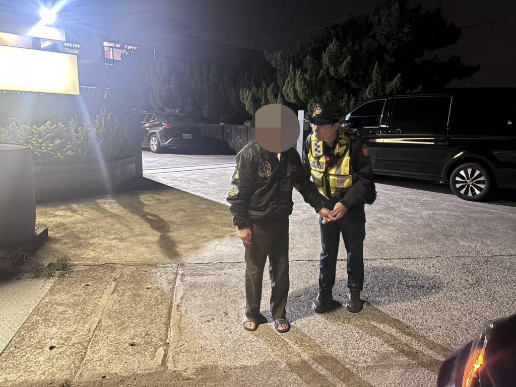 老翁夜風中迷途的身影 斗六警護送回家路