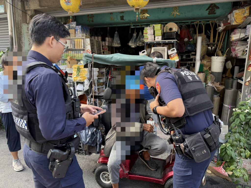 9旬失智翁迷路 東港警助返家