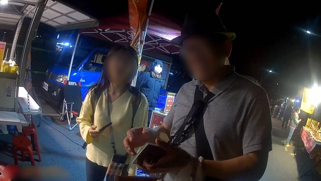 日本夫妻夜市遺失皮包 池上警與攤商暖心協助物歸原主