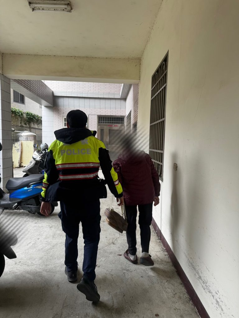 巡邏途中伸援手 頭份警守護迷途長輩平安回家