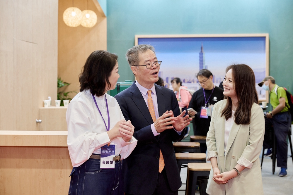 不是賣課,而是孵化老師成為名牌!「有風造識」攜今周學堂重塑台灣知識產業新標竿 2 0108%E6%9C%89%E9%A2%A8%E9%80%A0%E8%AD%98%E6%94%9C%E4%BB%8A%E5%91%A8%E5%AD%B8%E5%A0%82%E9%87%8D%E5%A1%91%E5%8F%B0%E7%81%A3%E7%9F%A5%E8%AD%98%E7%94%A2%E6%A5%AD%E6%96%B0%E6%A8%99%E7%AB%BF 1