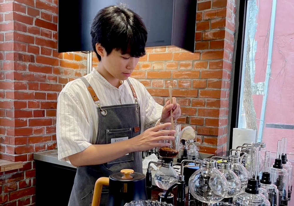 森間咖啡深坑廳開幕:以咖啡虹吸手沖教學認證班,打造城市慢生活儀式 4 01%E6%A3%AE%E9%96%93%E5%92%96%E5%95%A1%E6%B7%B1%E5%9D%91%E5%BB%B3%E9%96%8B%E5%B9%95 1